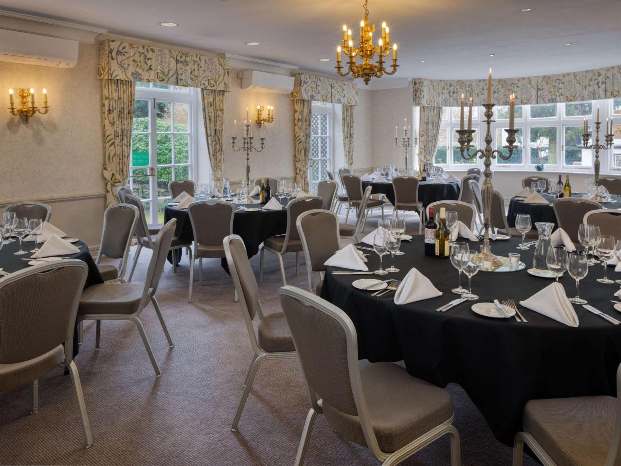 Sunday Box Hill Burford Bridge Hotel Dorking Exterior foto