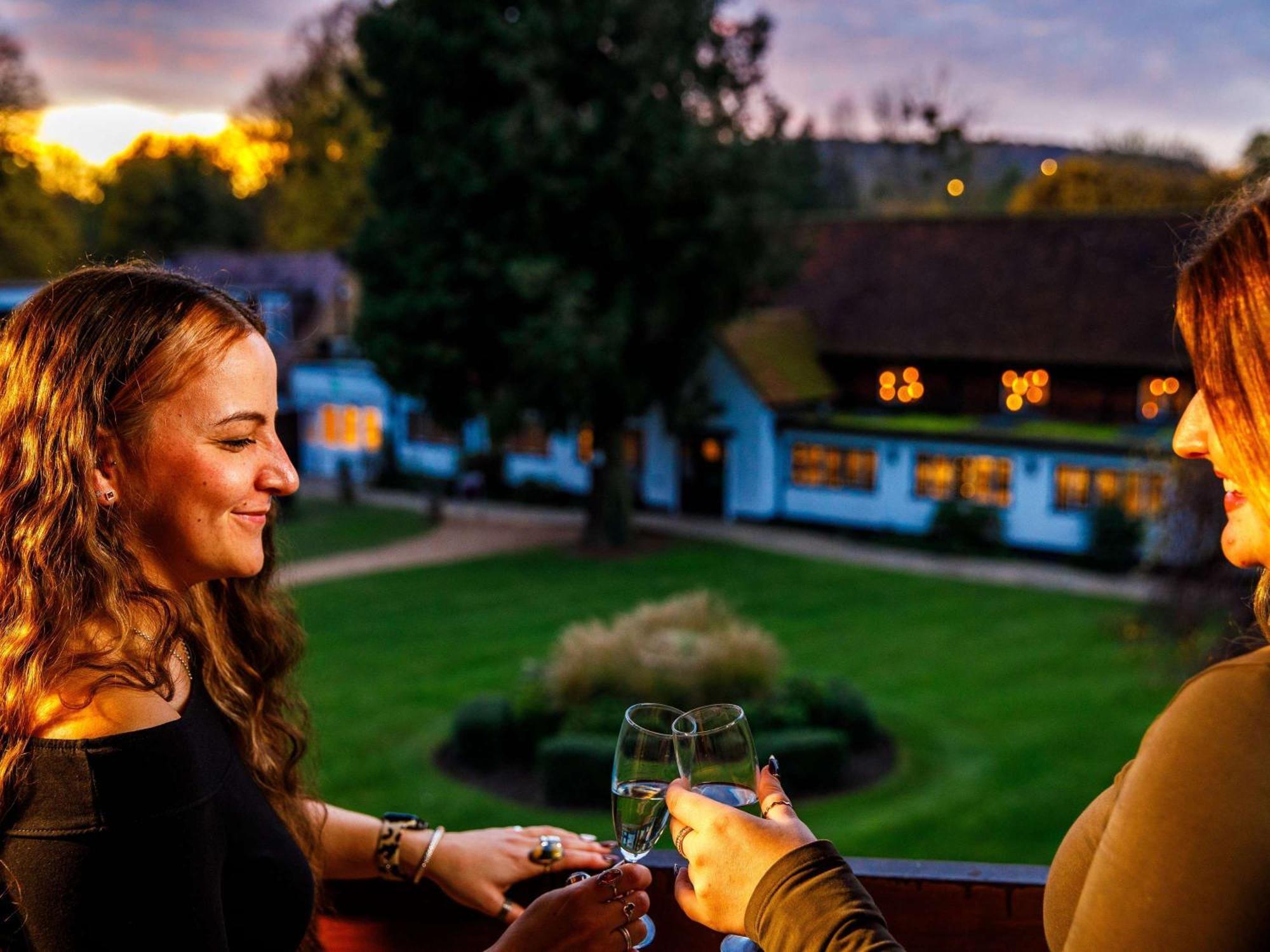 Sunday Box Hill Burford Bridge Hotel Dorking Exterior foto