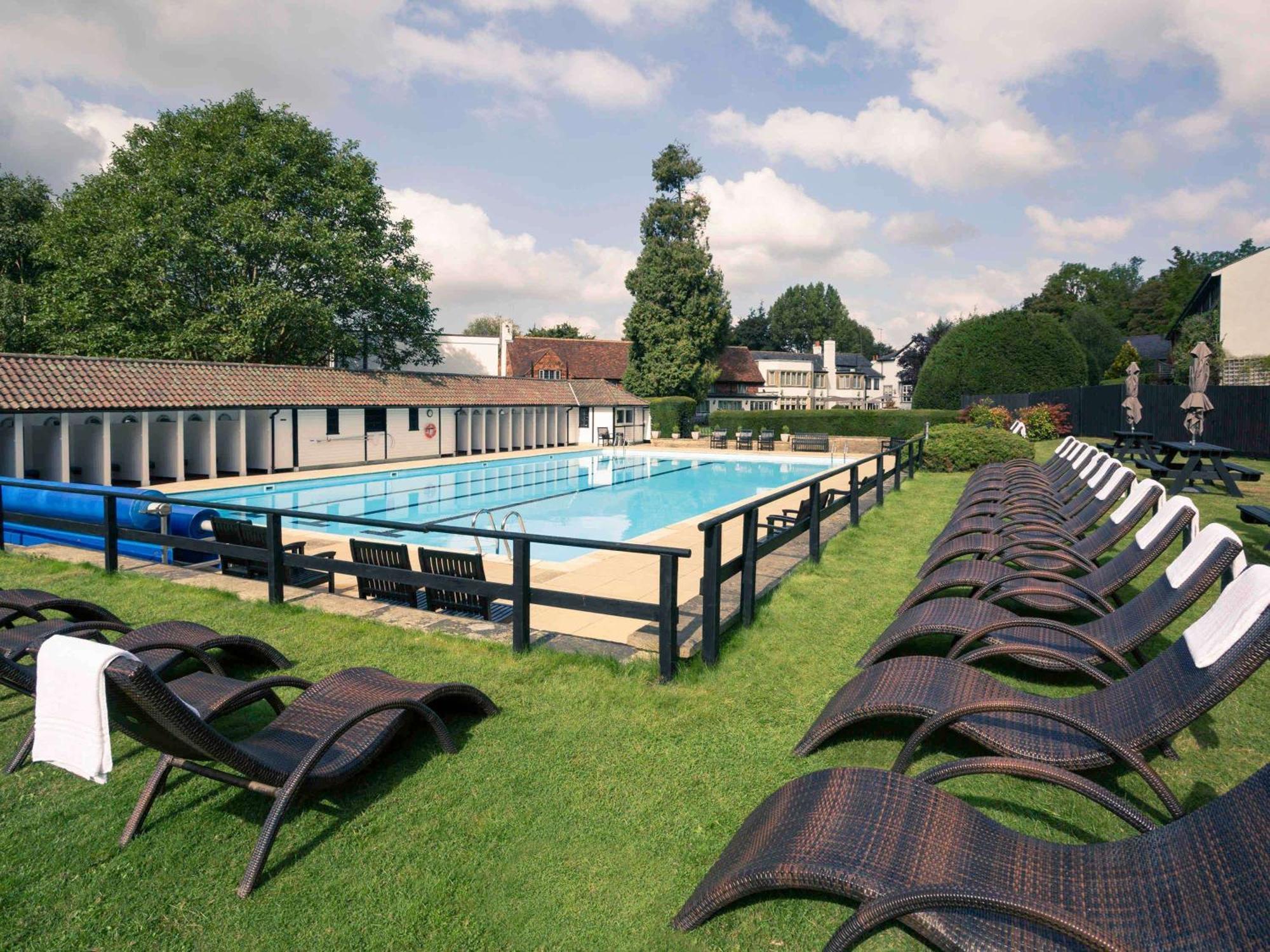 Sunday Box Hill Burford Bridge Hotel Dorking Exterior foto